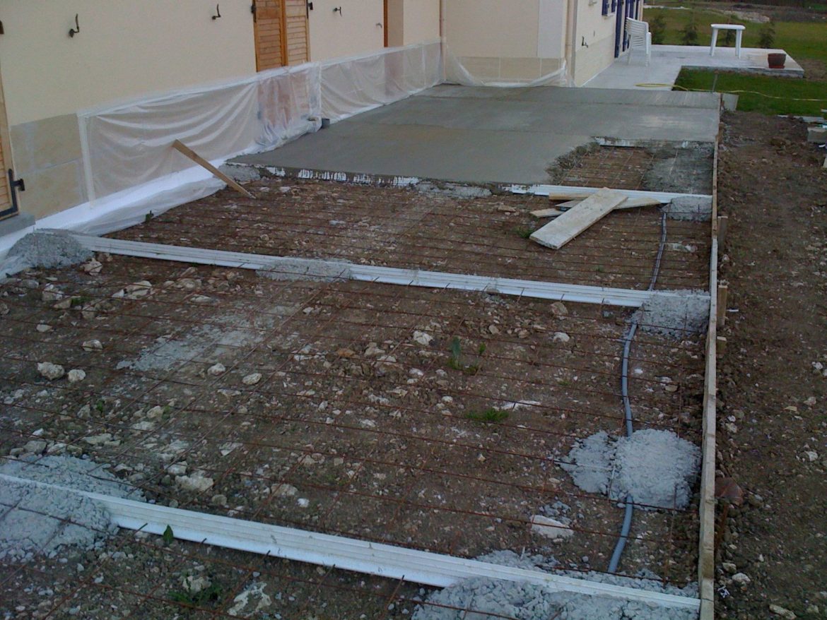 Comment faire une terrasse en dalle sur de la terre ?