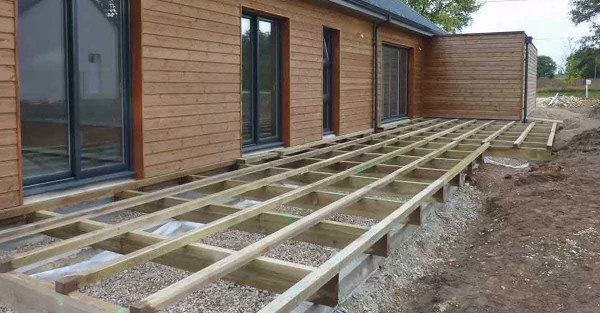 Comment faire une terrasse sur un sol pas droit ?