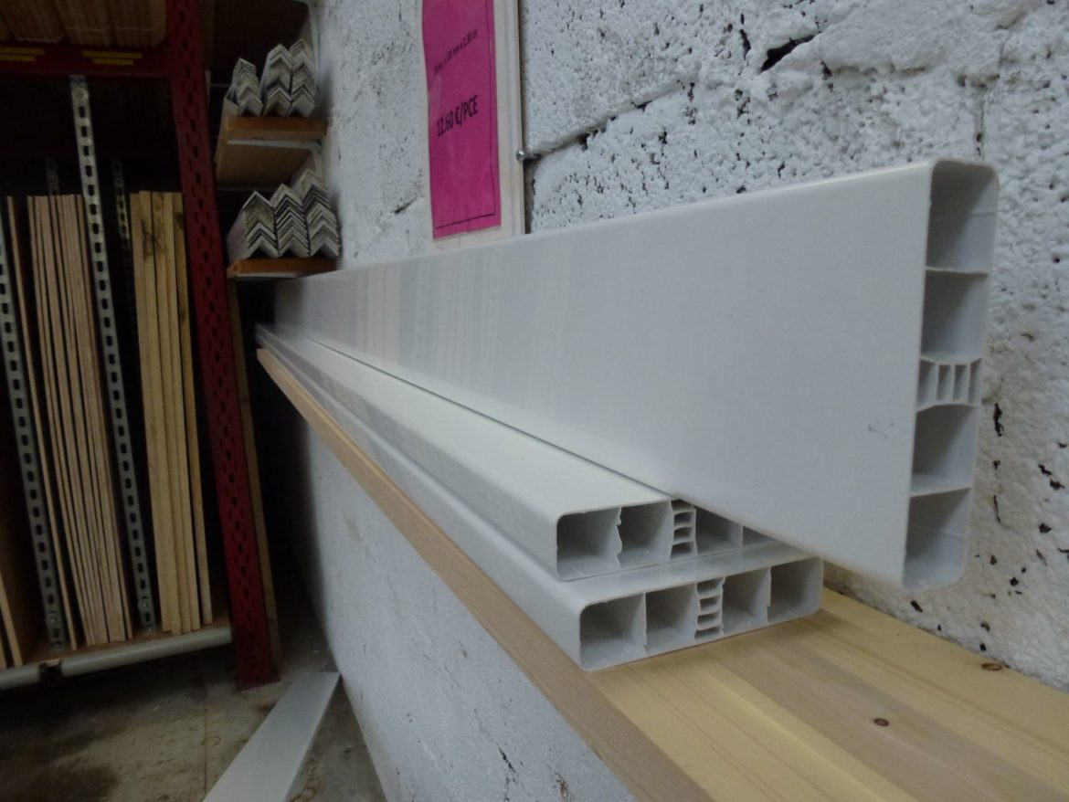 Comment fixer des lames PVC sur un portail ?