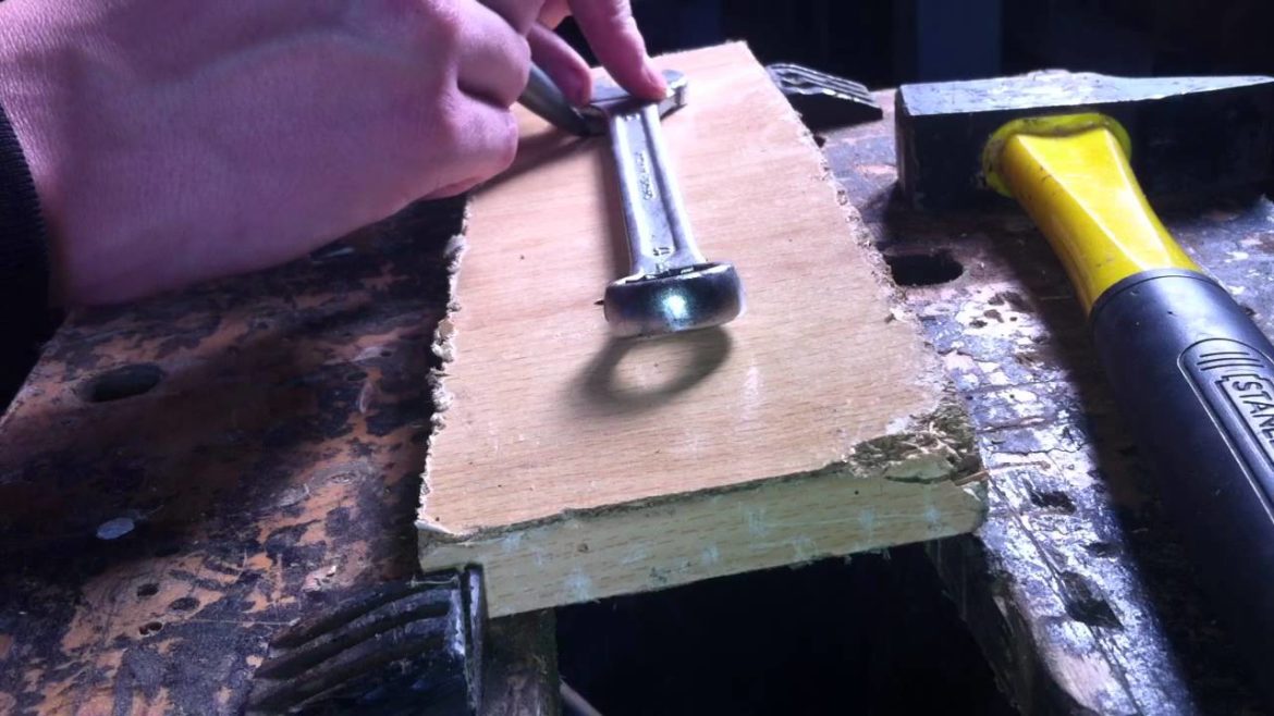 Comment fixer des outils sur une planche ?