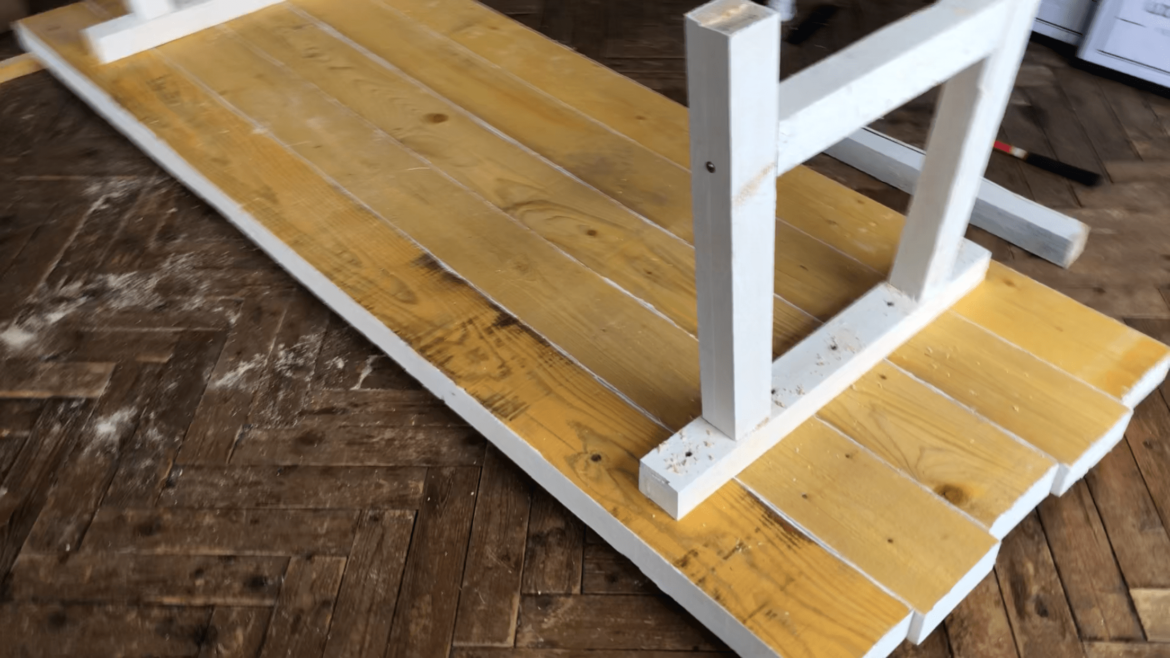 Comment fixer des pieds de table en bois ?