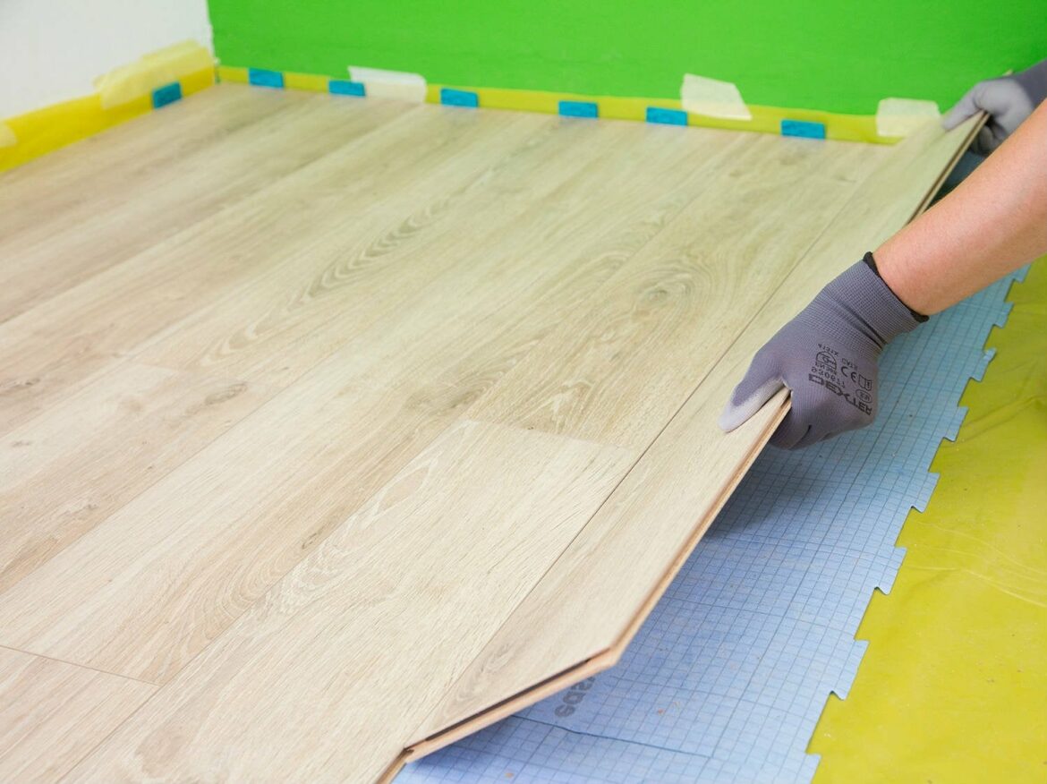 Comment fixer du parquet flottant au mur ?