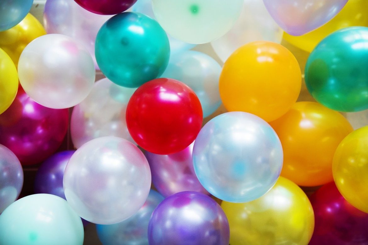 Comment fixer les ballons au plafond ?