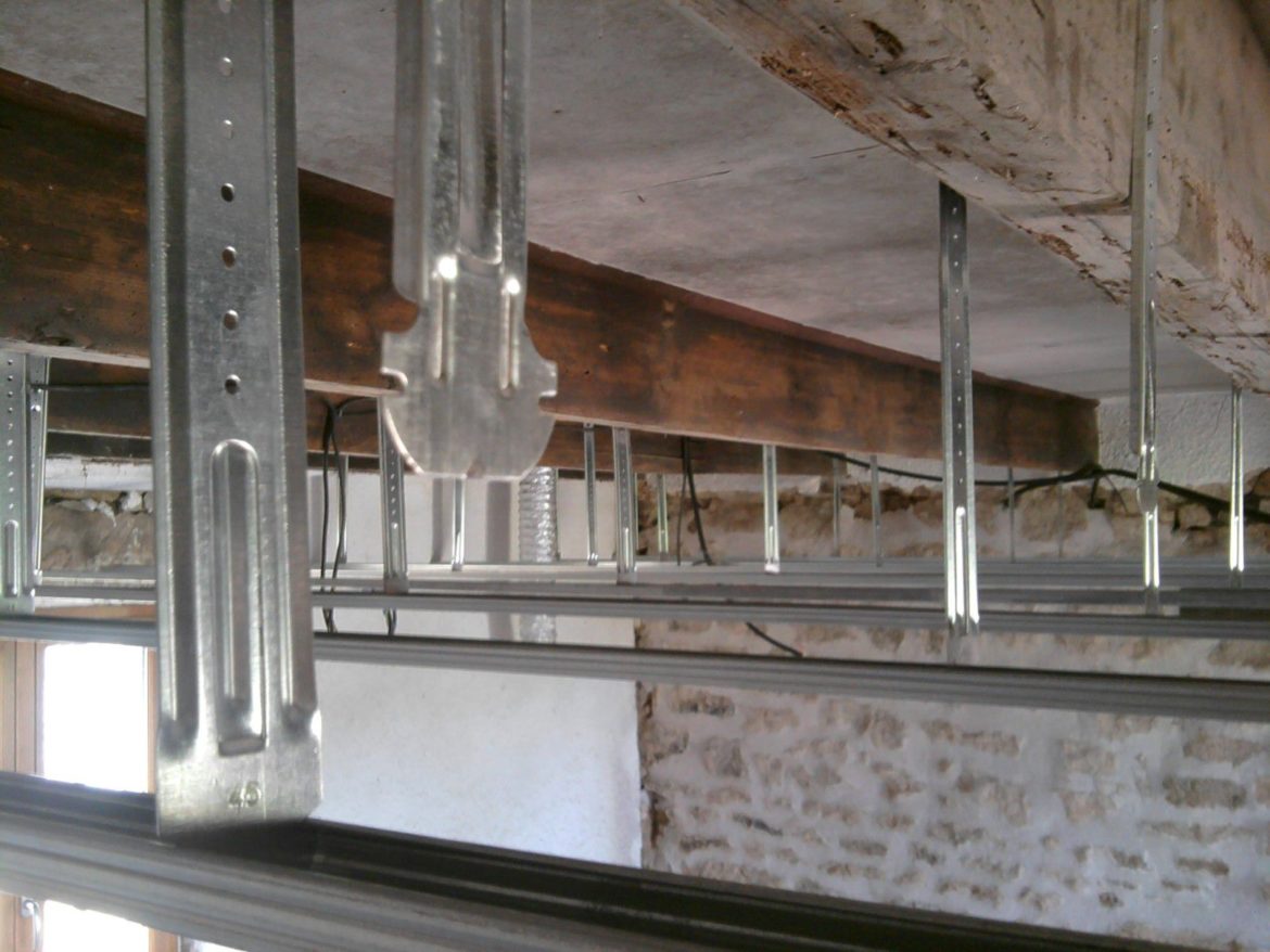 Comment fixer les fourrures placo ?