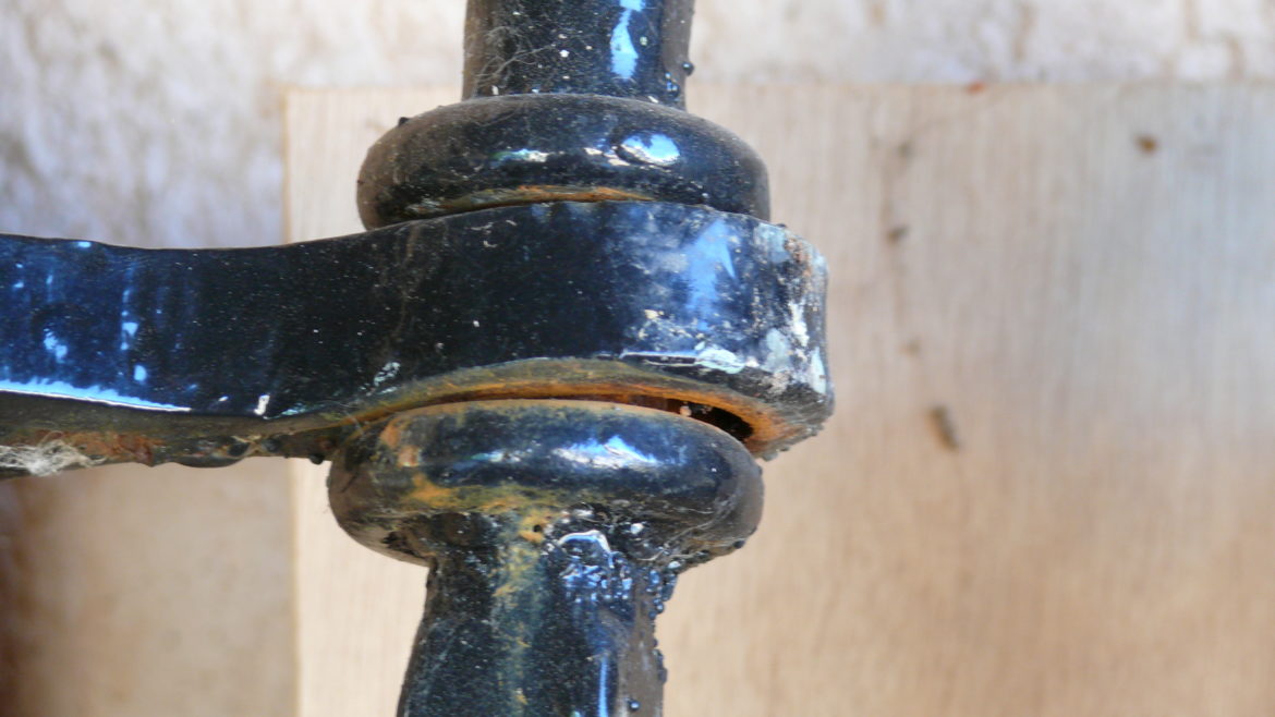 Comment fixer un portail lourd ?