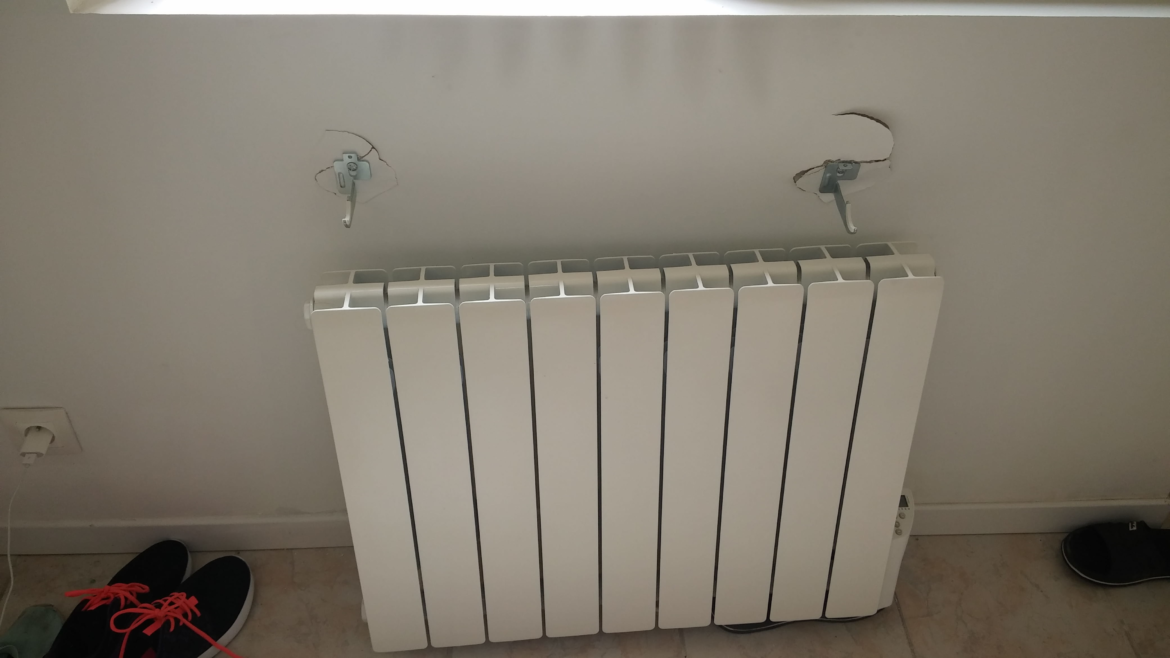Comment fixer un radiateur électrique sur du placo ?