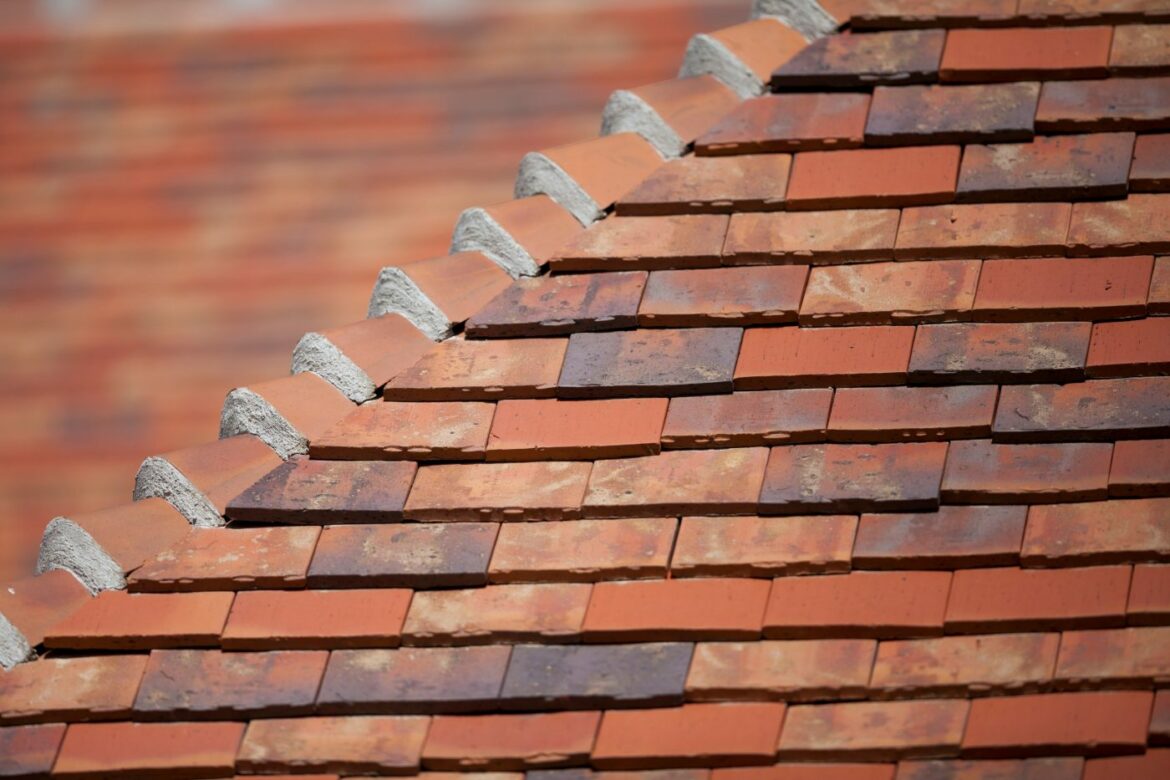 Comment fixer une planche de rive ?