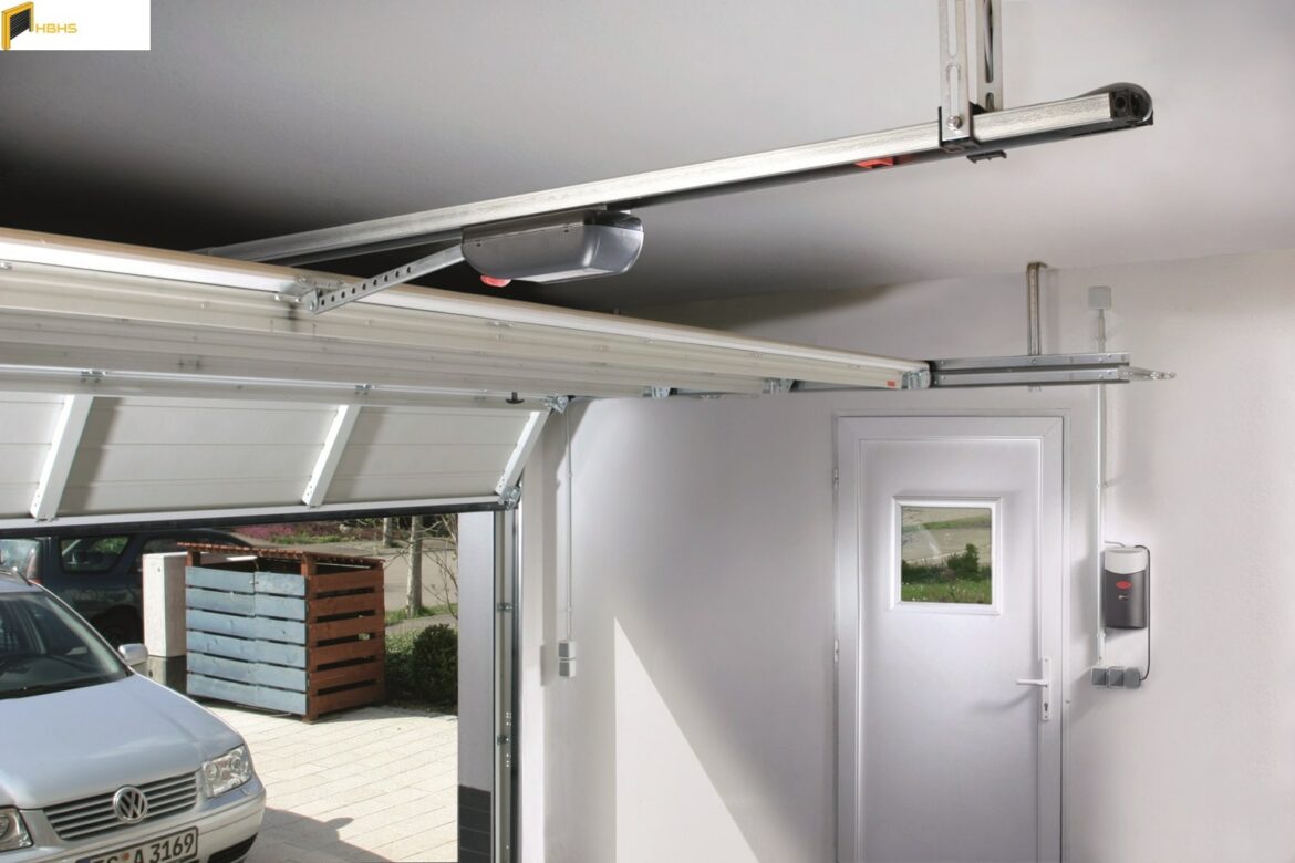 Comment fixer une porte basculante ?