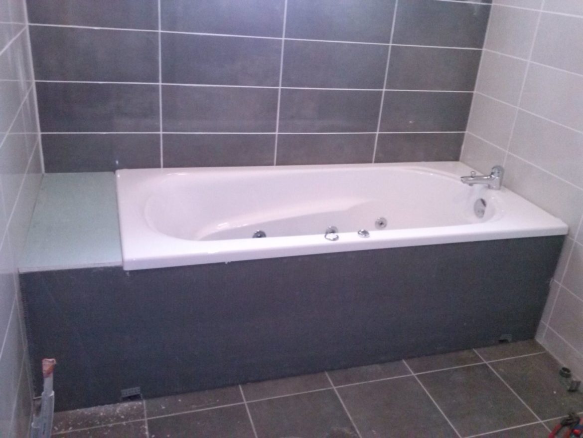 Comment habiller le devant d'une baignoire ?