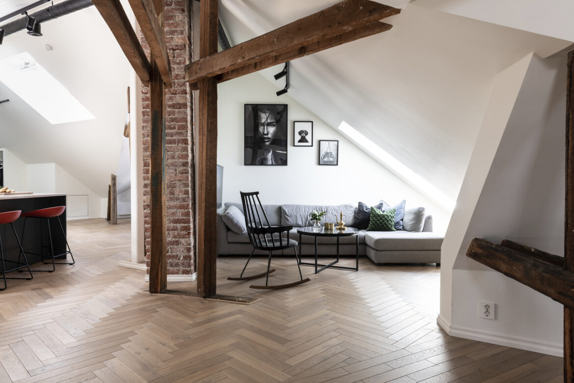 Comment habiller un mur mansarde ?