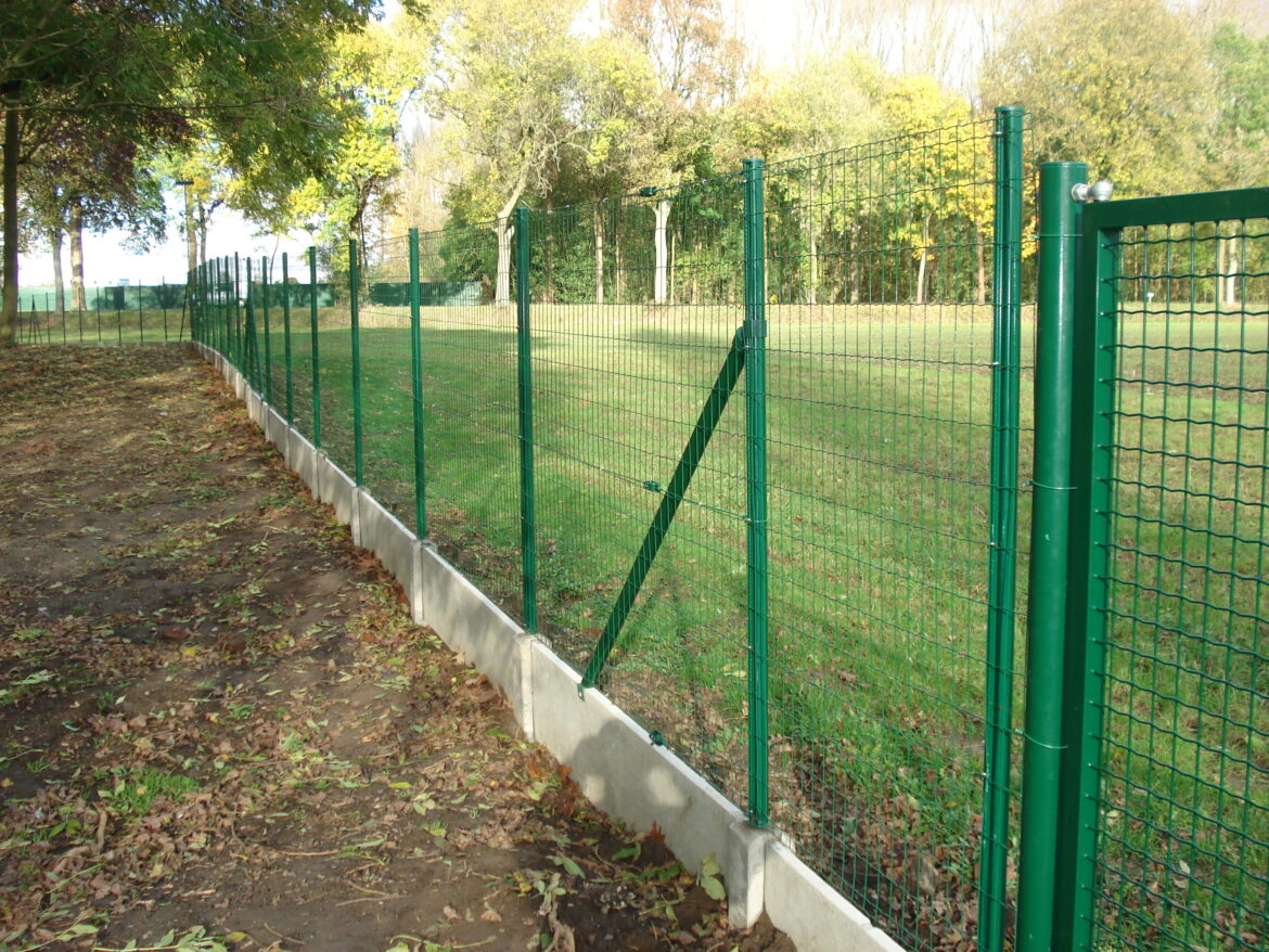 Comment installer des poteaux de clôture en bois ?