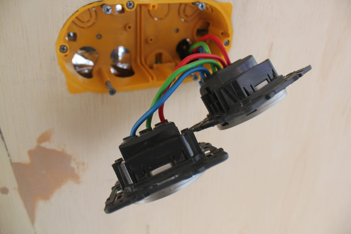 Comment installer une double prise de courant ?