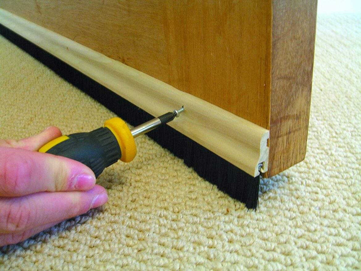 Comment isoler une porte avec du silicone ?