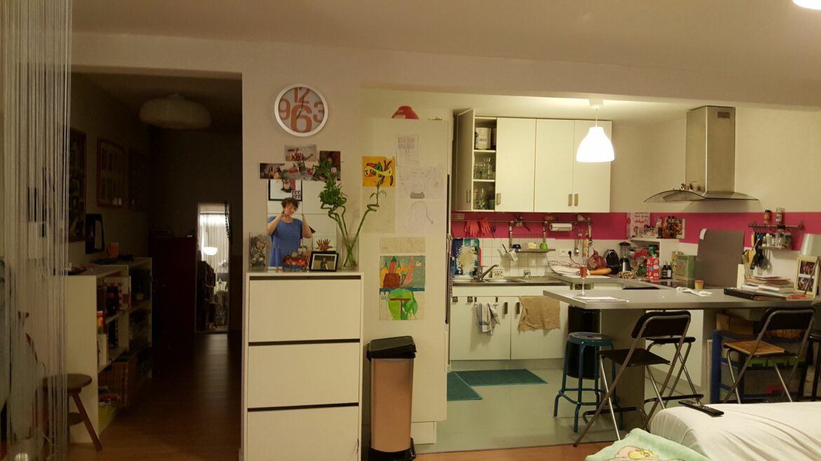 Comment mettre un grand canapé dans un petit salon ?