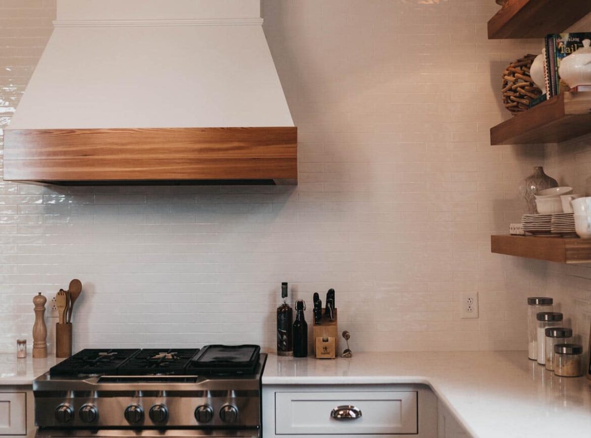 Comment moderniser une cuisine en chêne sans la peindre ?