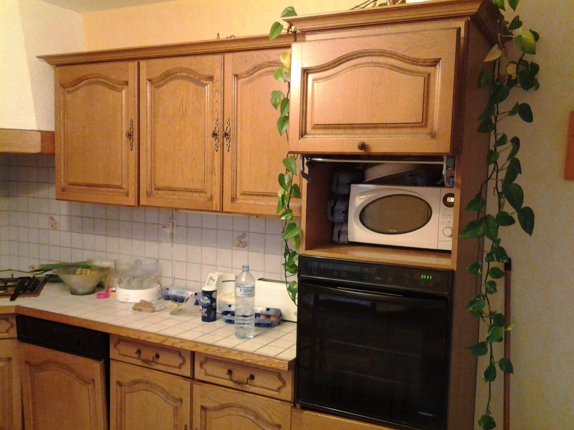 Comment moderniser une cuisine rustique sans la peindre ?