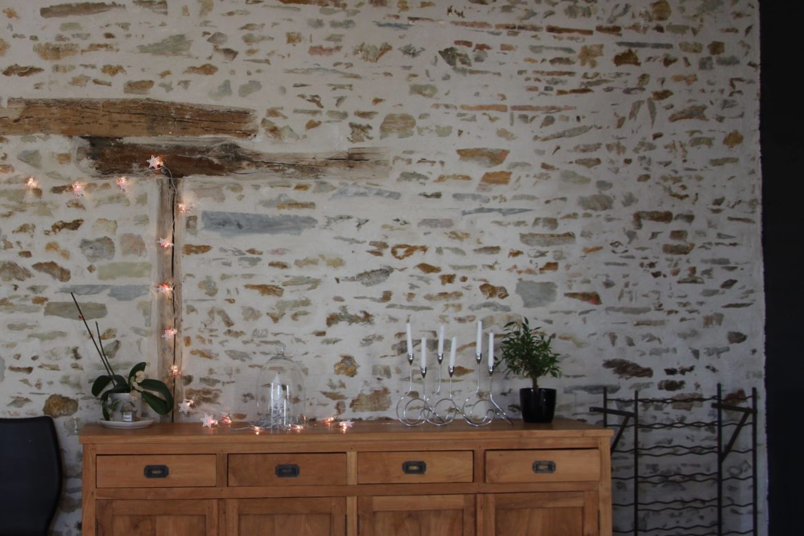 Comment nettoyer un mur intérieur en pierre apparente ?