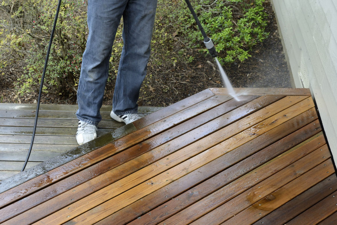 Comment nettoyer une terrasse avec du chlore ?