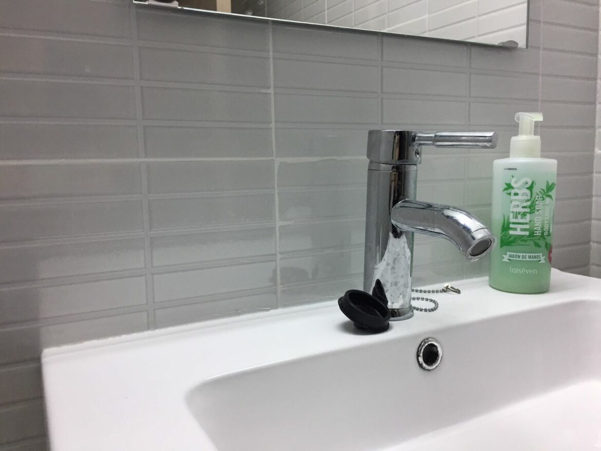 Comment nettoyer une terrasse très sale ?