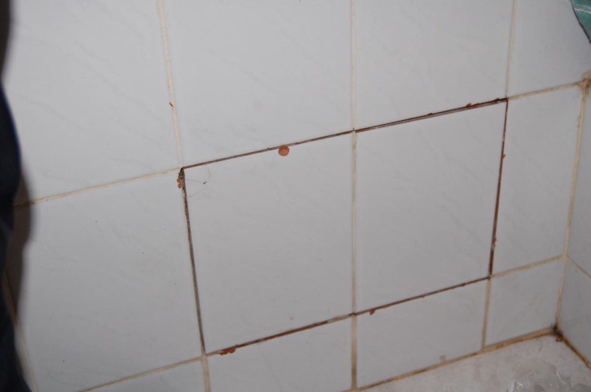 Comment ouvrir une trappe mur ?