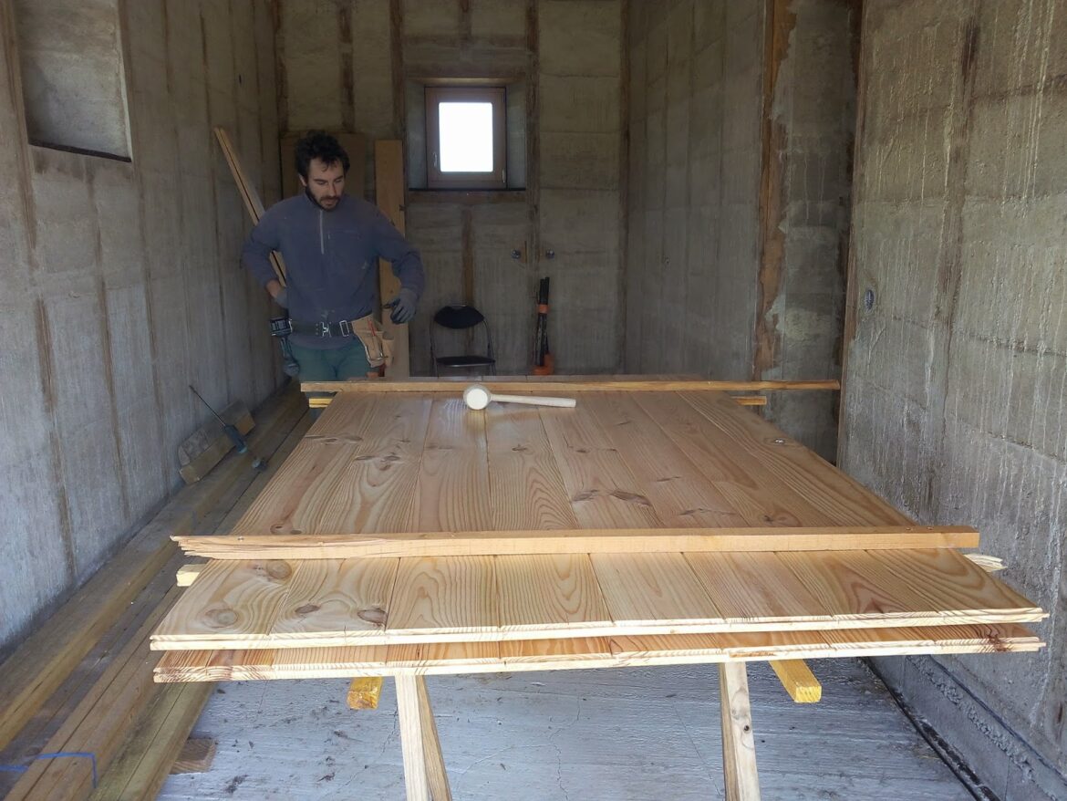 Comment peindre un meuble en pin massif vernis ?