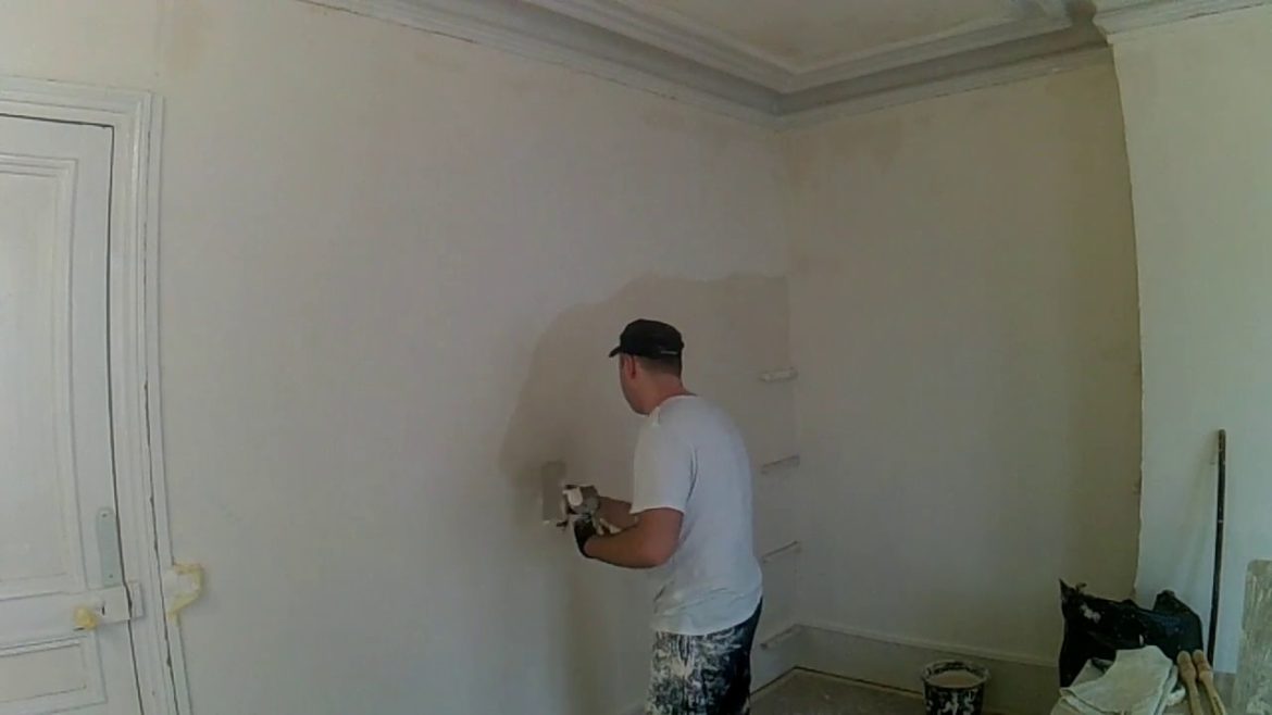 Comment peindre un mur après papier peint ?