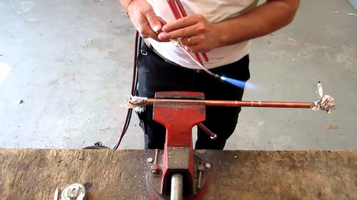 Comment pincer un tuyau en acier ?