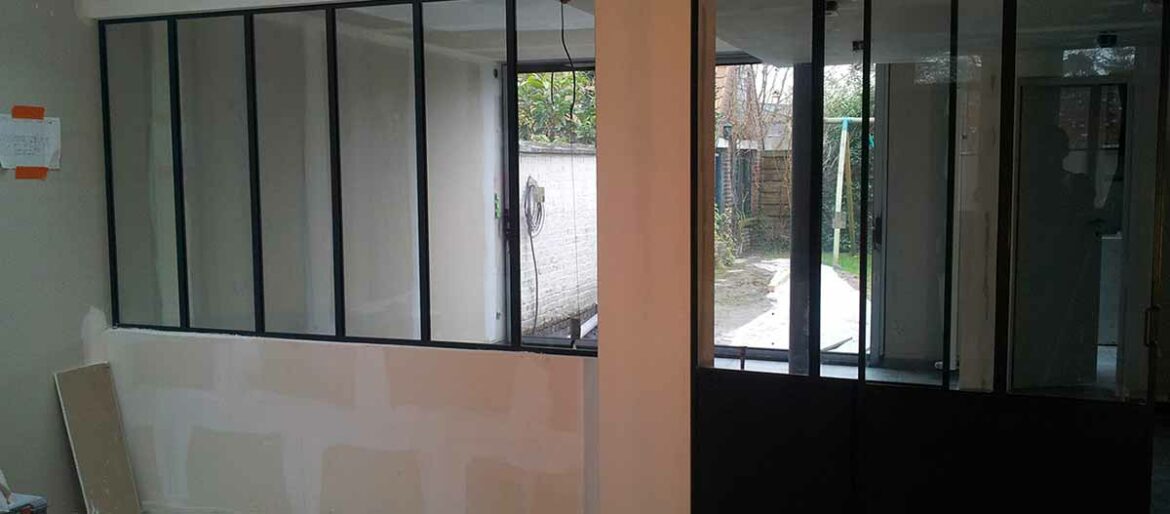 Comment poser carrelage sol cuisine intégrée déjà en place pieds ?