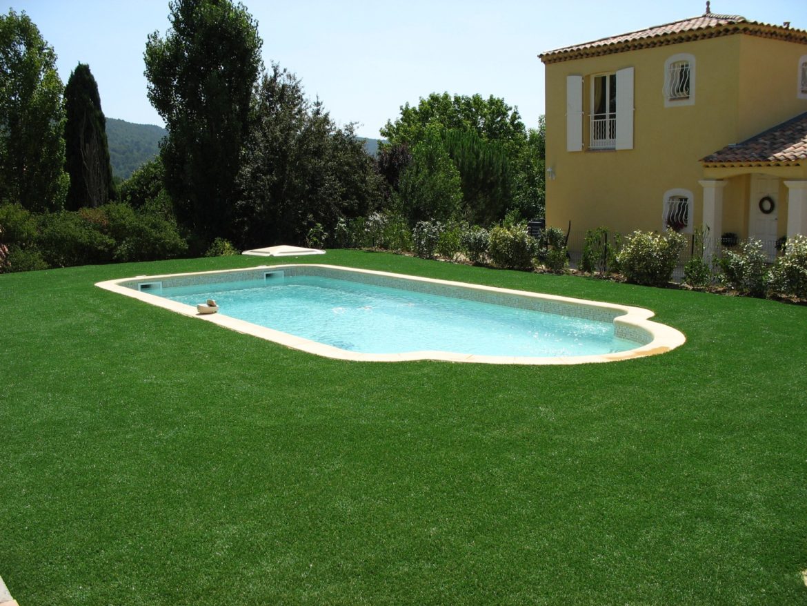 Comment poser de la pelouse synthétique autour d'une piscine ?