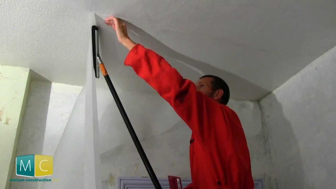 Comment poser une toile à peindre au plafond ?