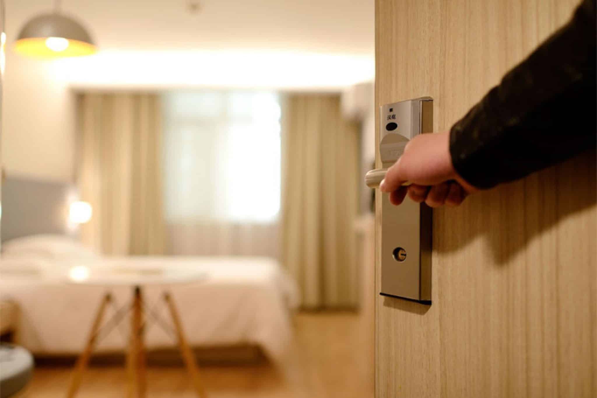 Comment prendre les côtes d'une porte d'entrée ?  Housekeeping