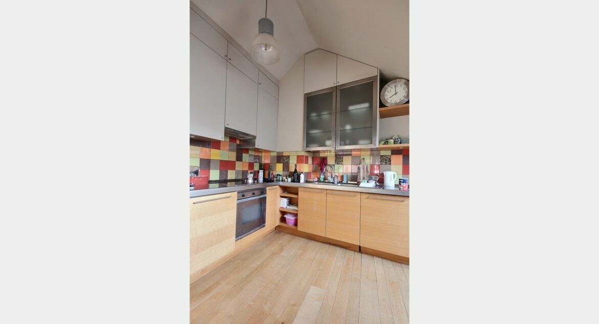 Comment rafraîchir une pièce sans clim et ventilateur ?