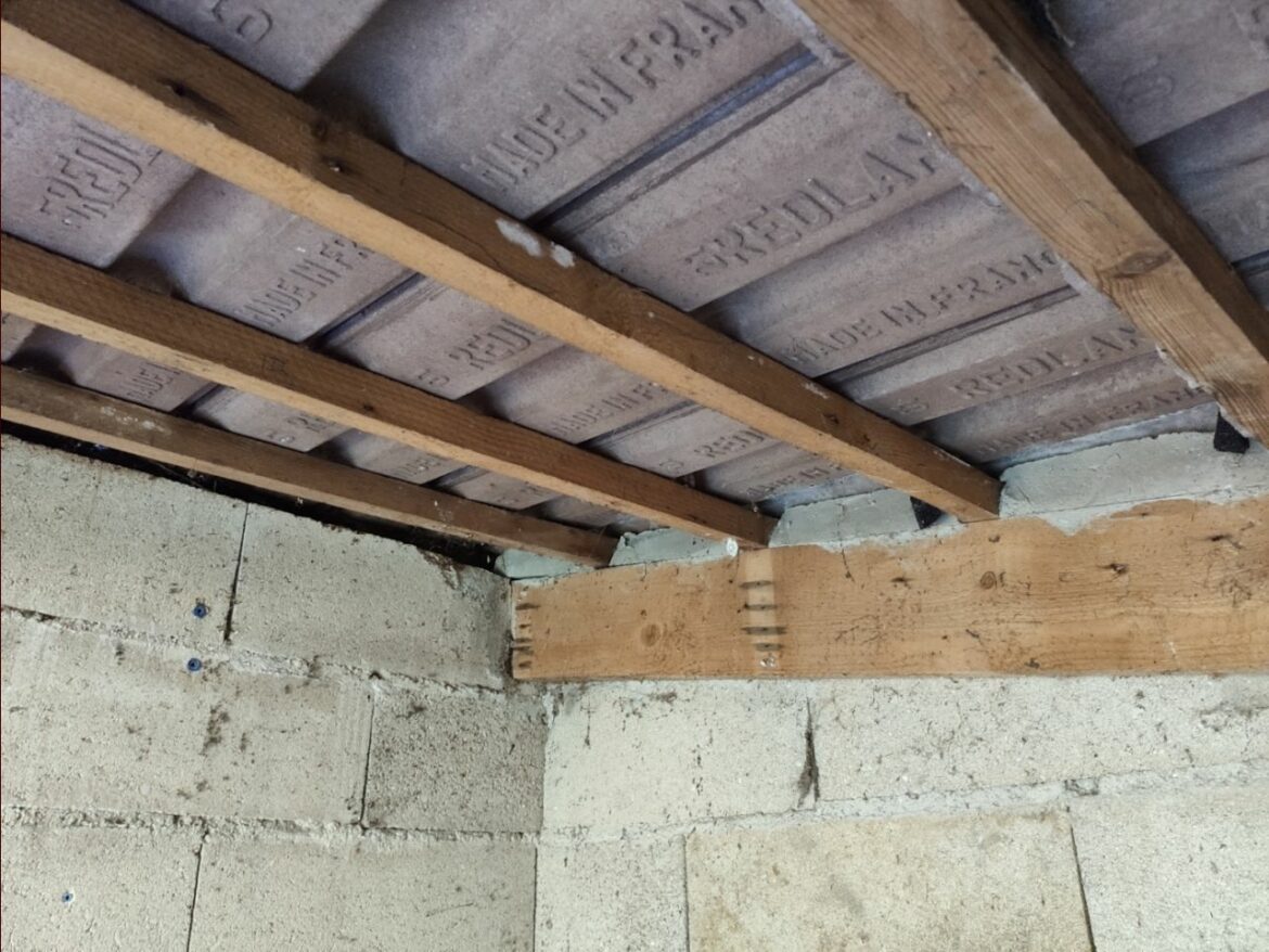 Comment reboucher les trous dans un vieux plancher ?