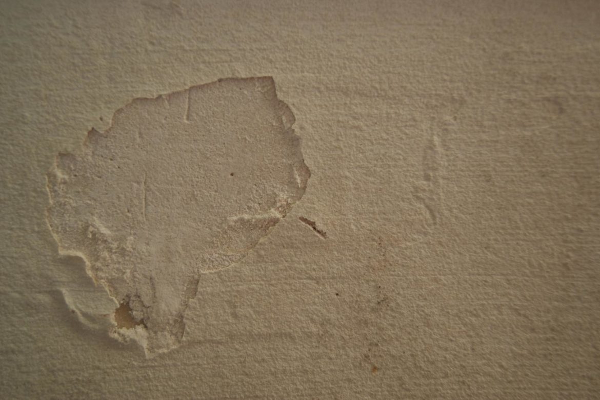 Comment rendre lisse un mur de parpaings en intérieur ?