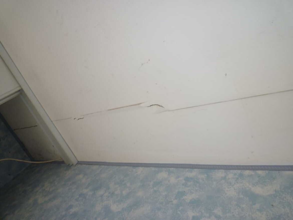 Comment réparer une fissure dans un meuble en bois ?