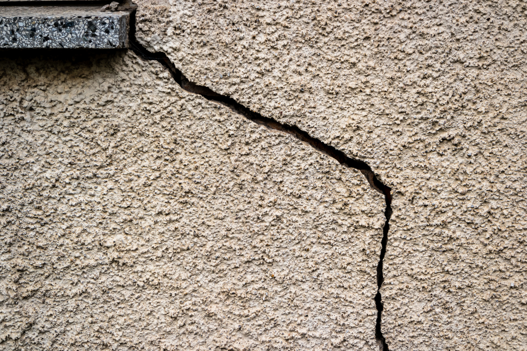 Comment réparer une grosse fissure dans un mur extérieur