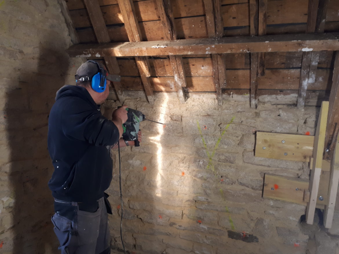 Comment s'appelle la toile qu'on met sous les tuiles ?