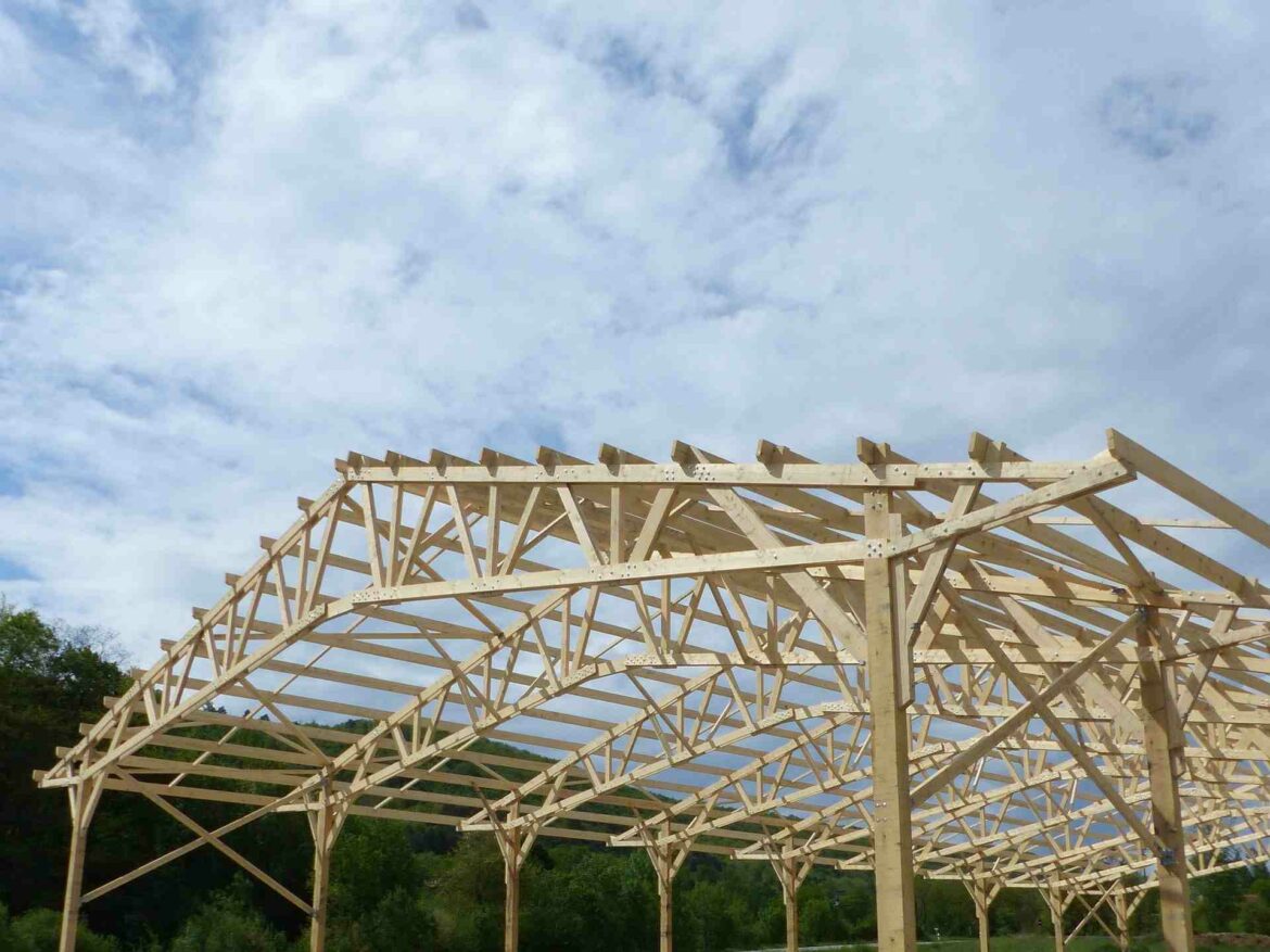 Comment s'appelle le bord d'un toit ?