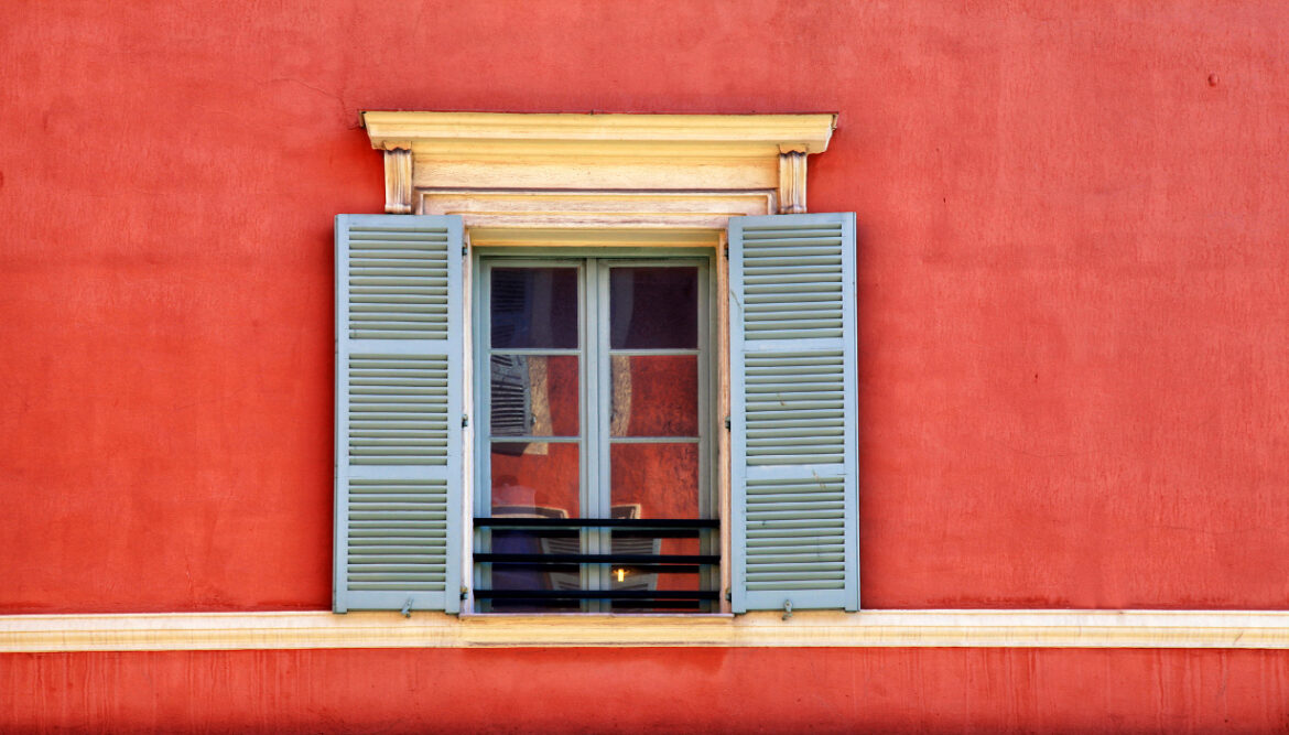 Comment s'appelle l'encadrement d'une porte ?