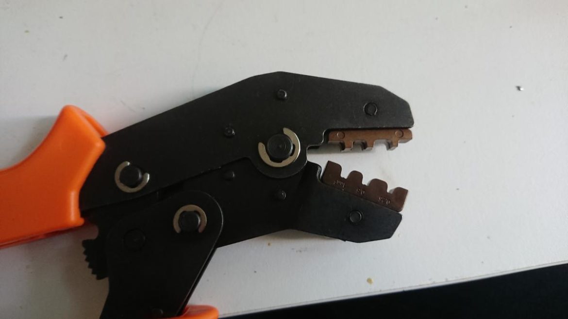 Comment se servir d'une pince à sertir ?