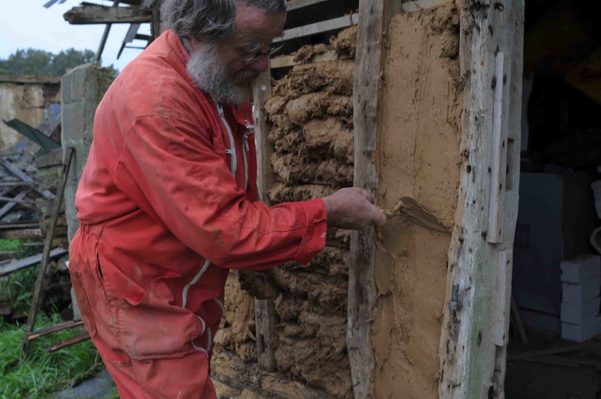 Comment tapisser sur du torchis ?