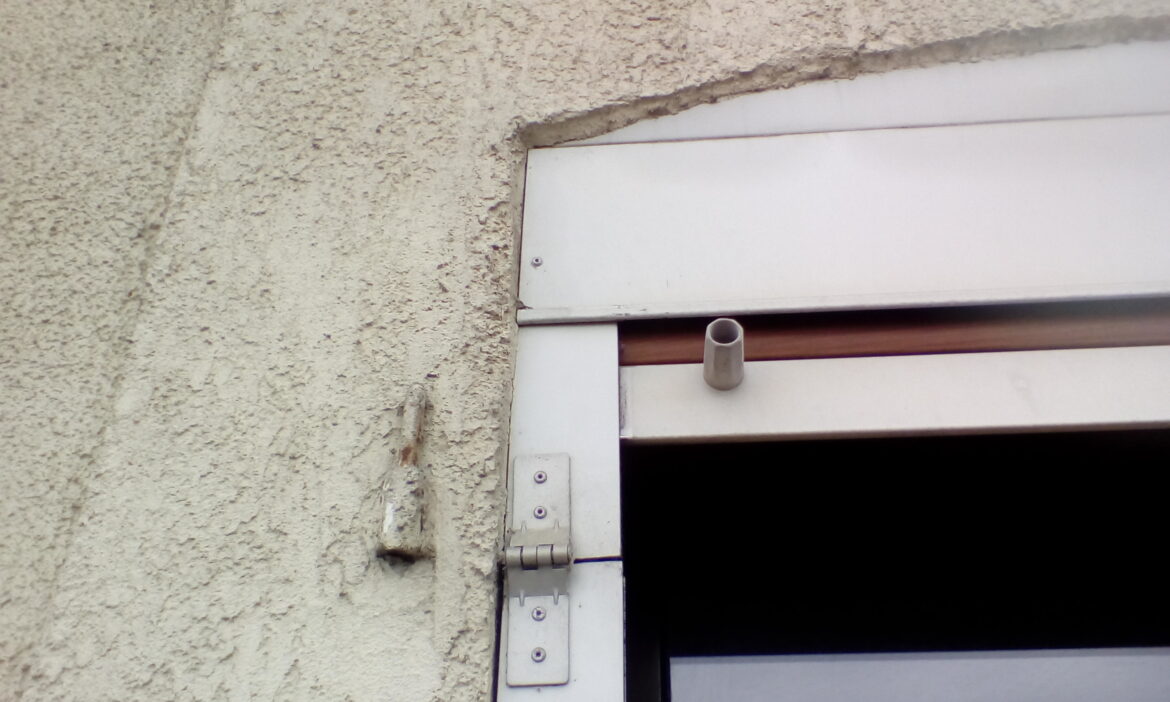 Comment tenir des volets ouverts ?