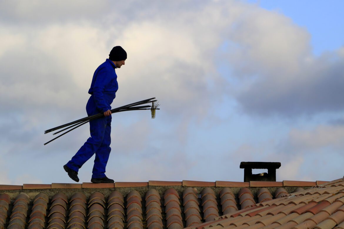 Est-il obligatoire de faire ramoner sa cheminée ?