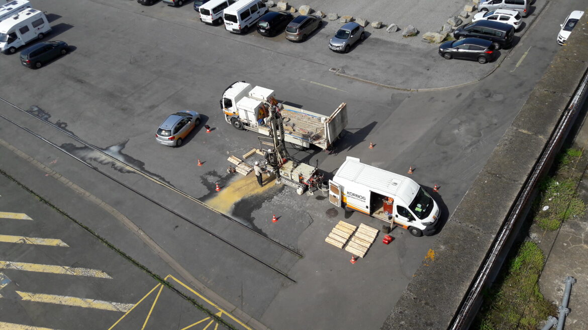 Où se trouve la phase sur une prise de courant ?