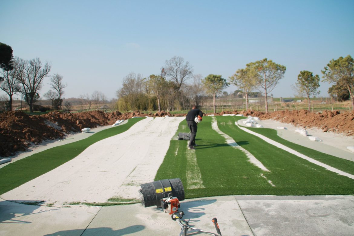 Pourquoi mettre du sable sur le gazon synthétique ?