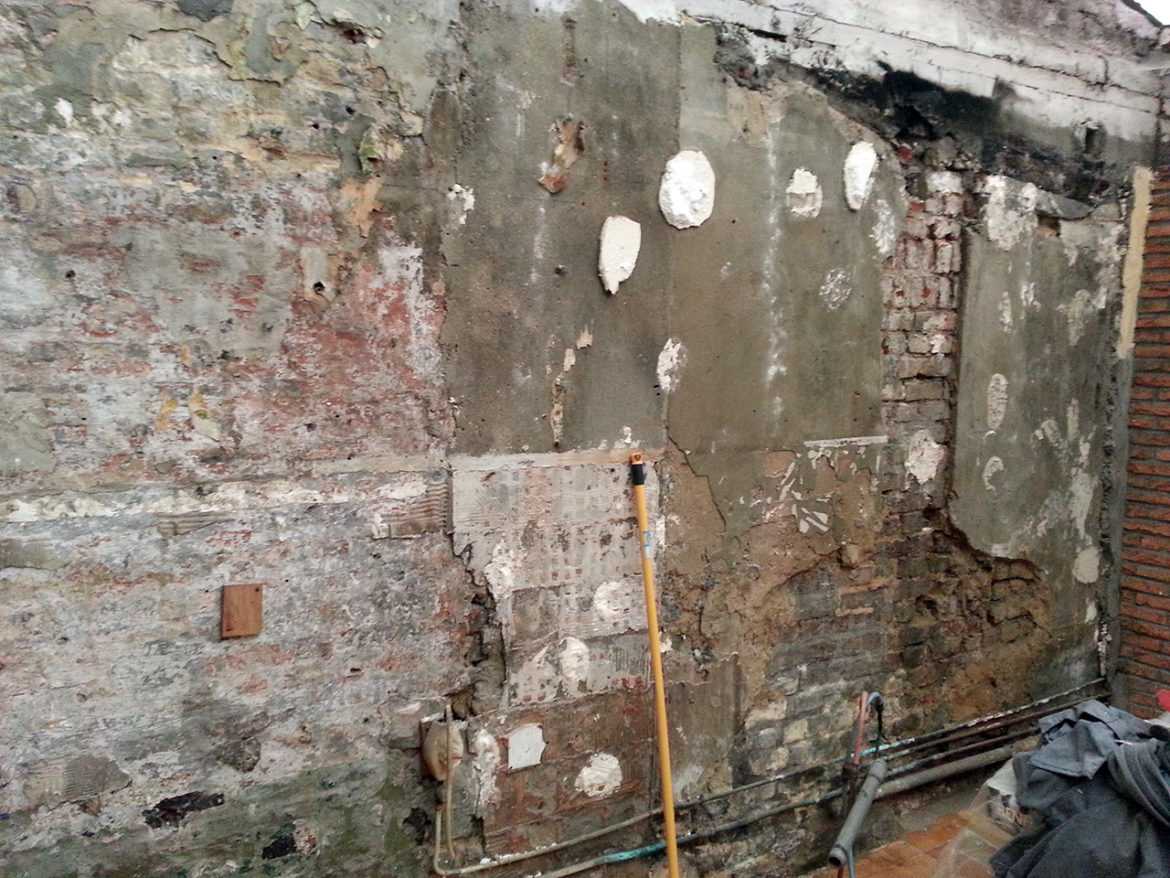 Quel produit mettre sur un mur humide ?