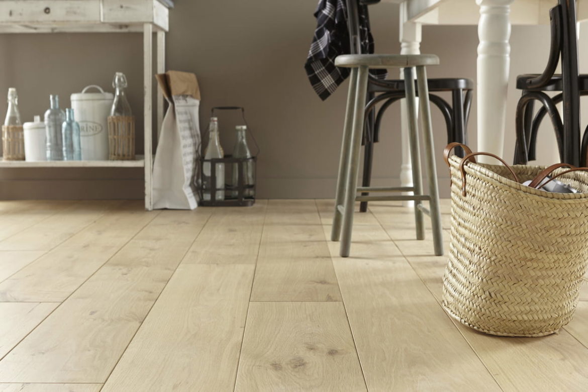 Quel produit pour faire briller un parquet flottant ?