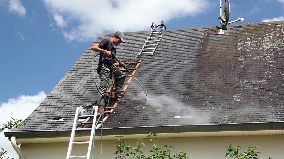 Quel produit utiliser pour nettoyer une toiture en tuiles ?