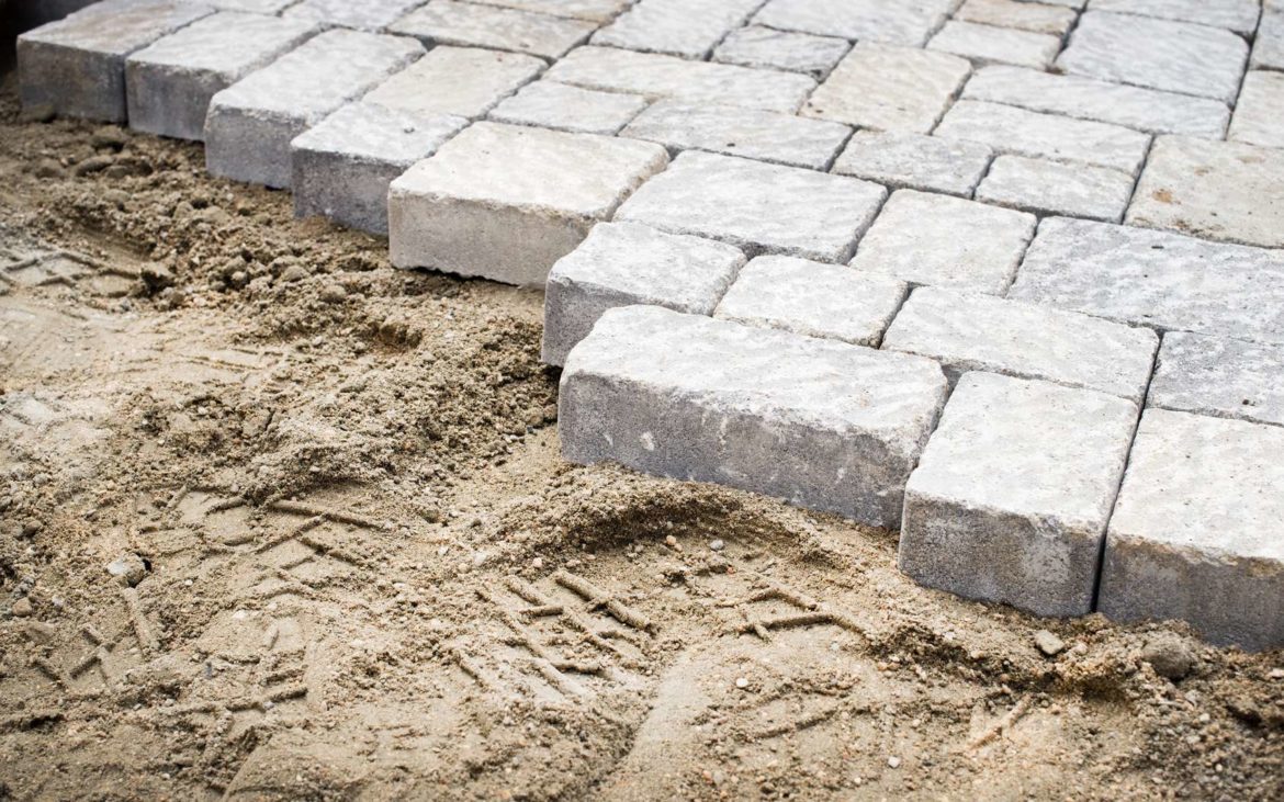 Quelle Epaisseur de sable pour poser des pavés ?