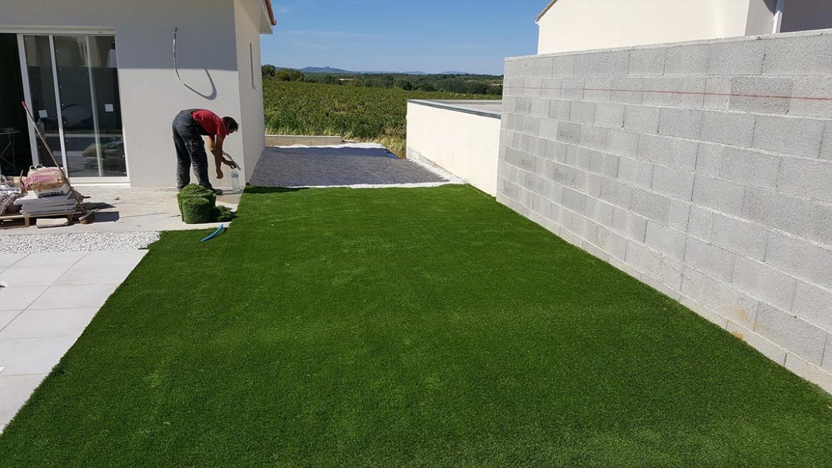 Quelle différence entre Gazon artificiel et synthétique ?